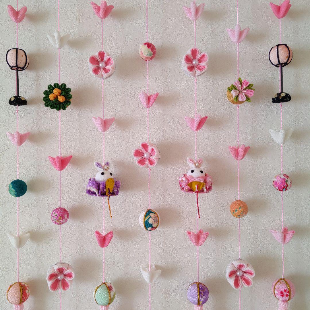 ちりめん細工 　お花とまりとうさぎ雛の壁掛け下げ飾り(7下げ) モグモグ