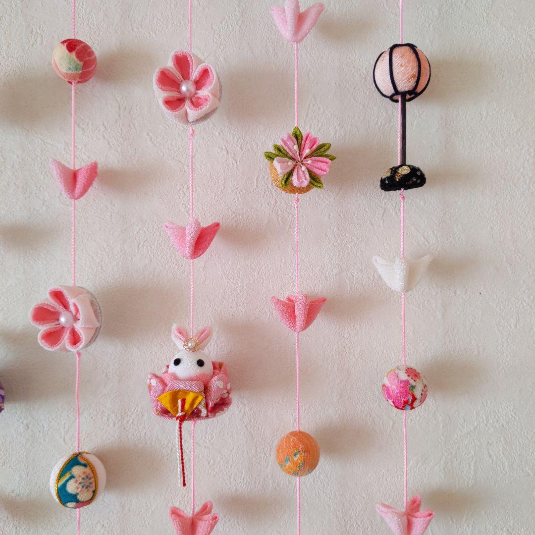 ちりめん細工 　お花とまりとうさぎ雛の壁掛け下げ飾り(7下げ) モグモグ