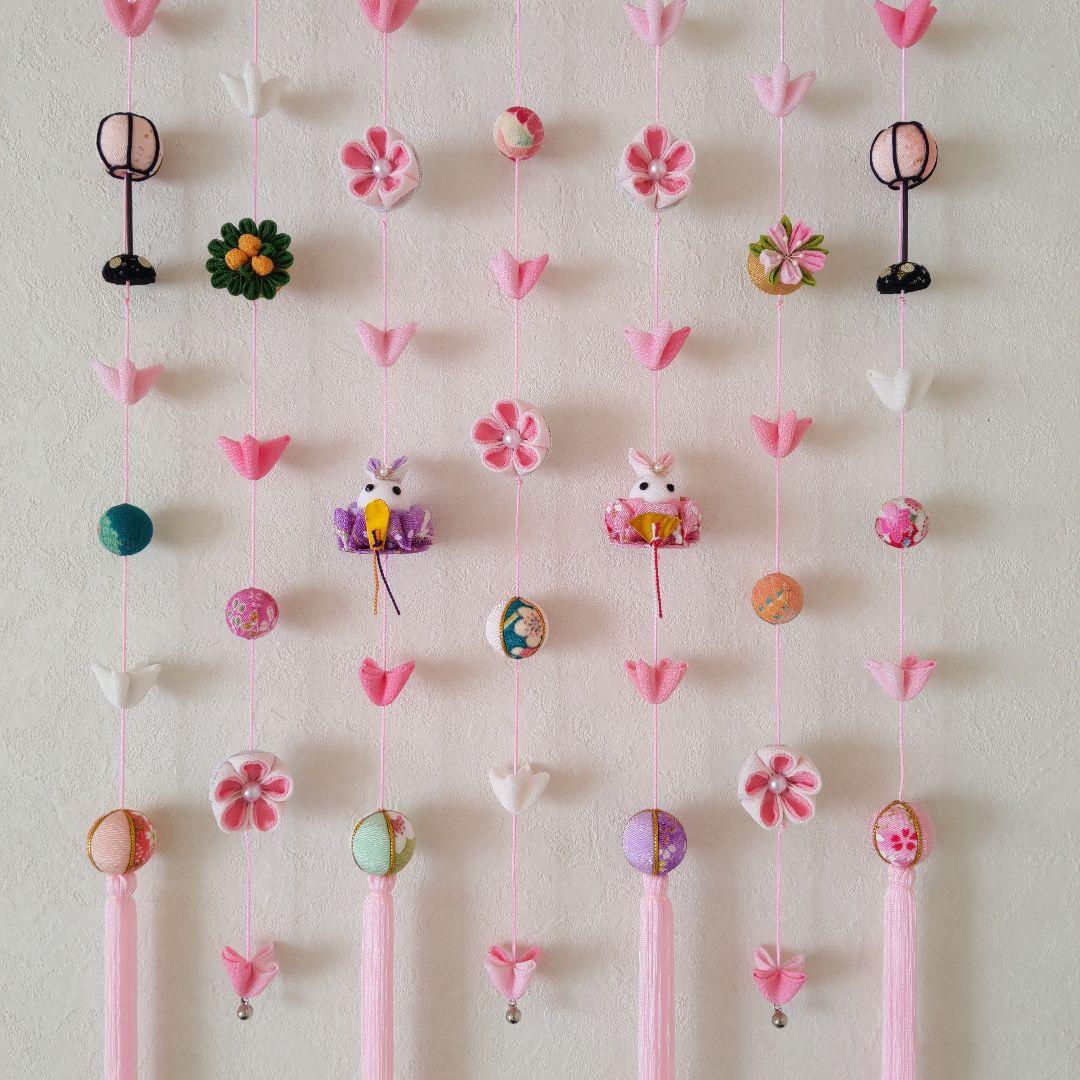 ちりめん細工 　お花とまりとうさぎ雛の壁掛け下げ飾り(7下げ) モグモグ