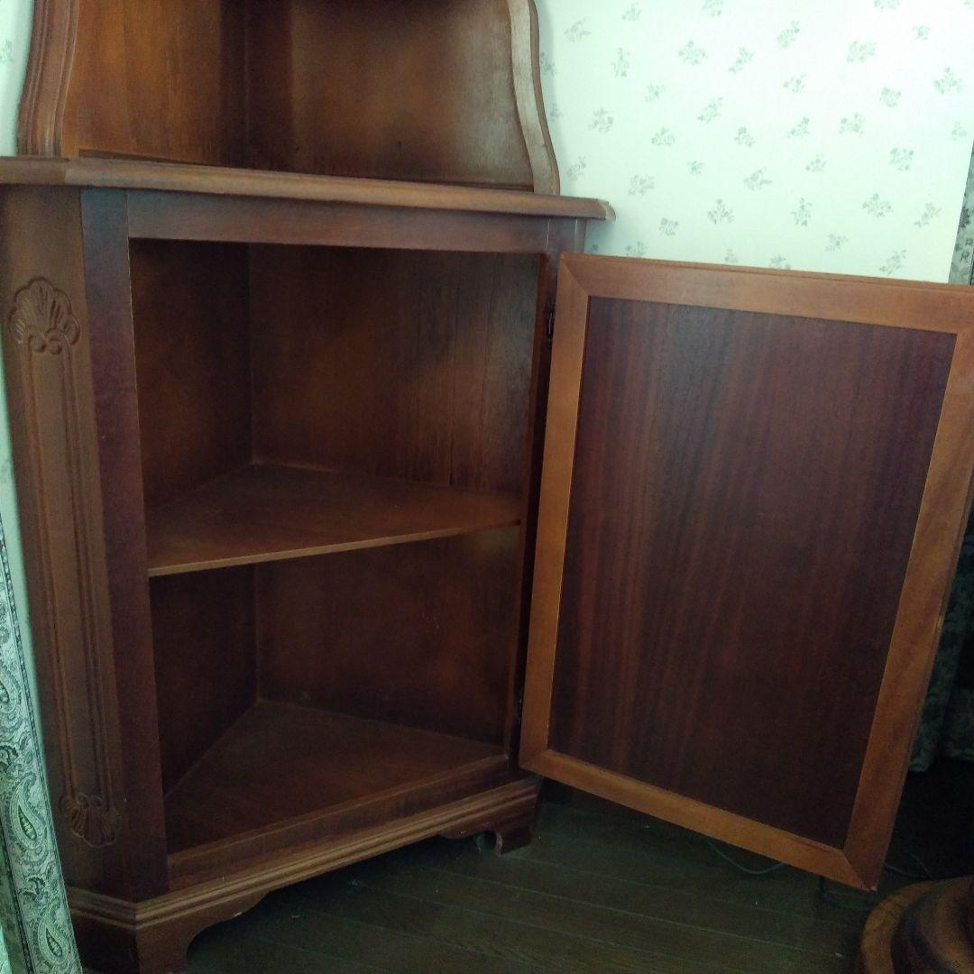 輸入家具　ヨーロッパ調のコーナーキャビネット