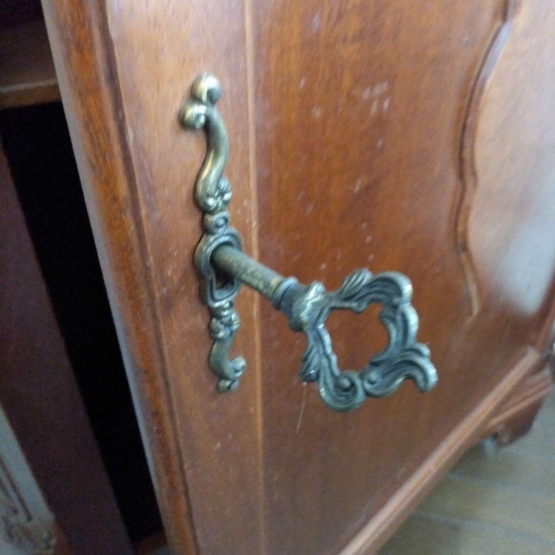 輸入家具　ヨーロッパ調のコーナーキャビネット