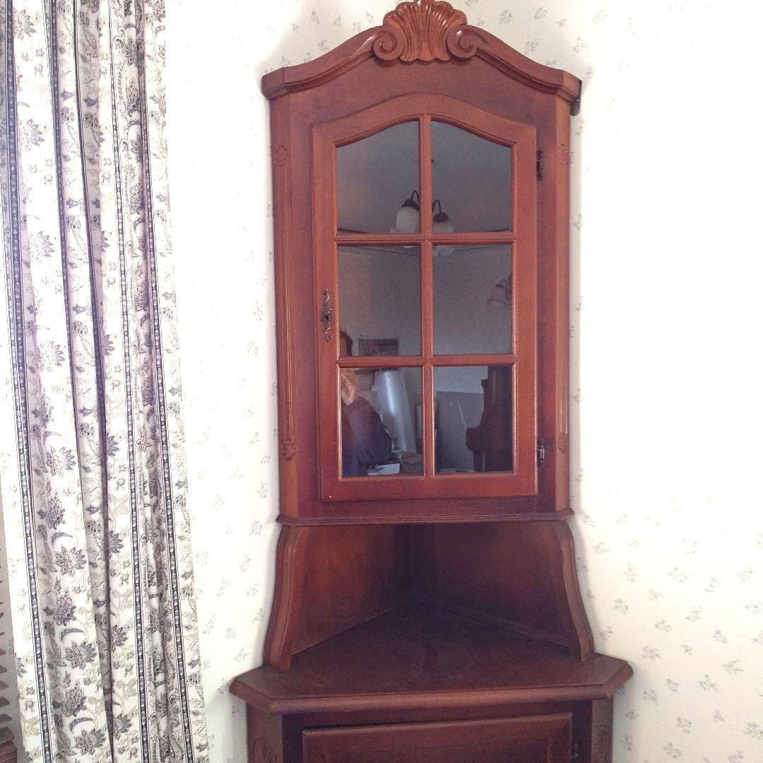 輸入家具　ヨーロッパ調のコーナーキャビネット