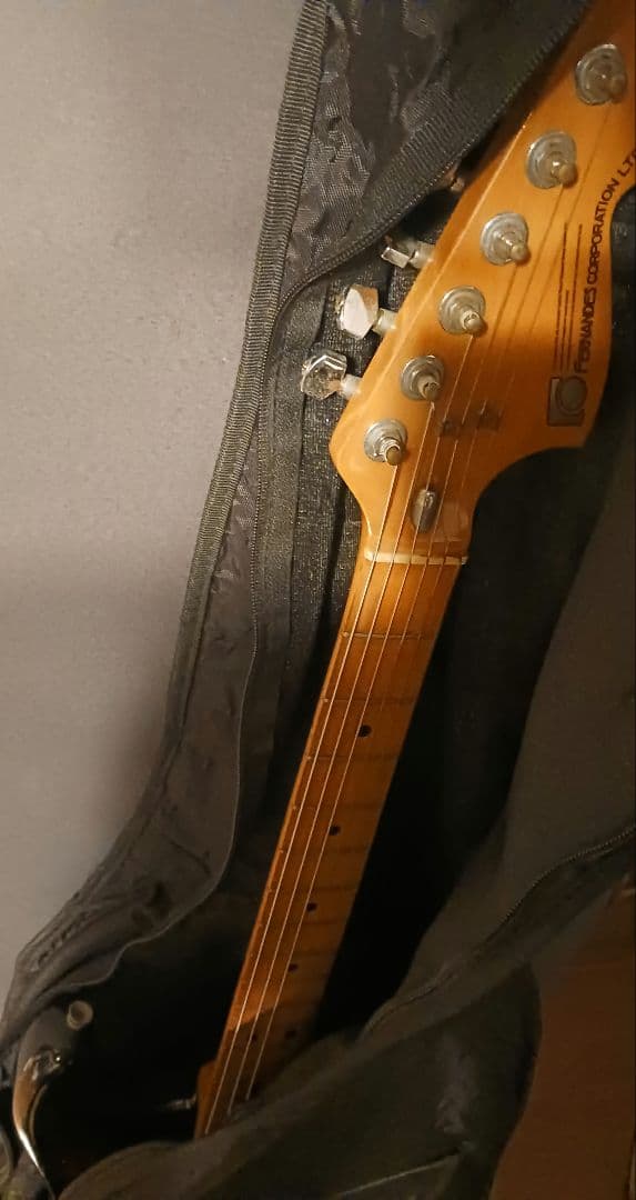 フェルナンデス　エレキギター　ストラトキャスター