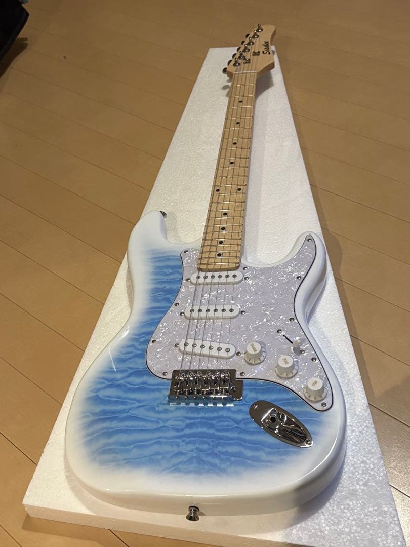 かわいい人気カラー　エレキギター　ストラトキャスター　ノーブランド　ほぼ未使用