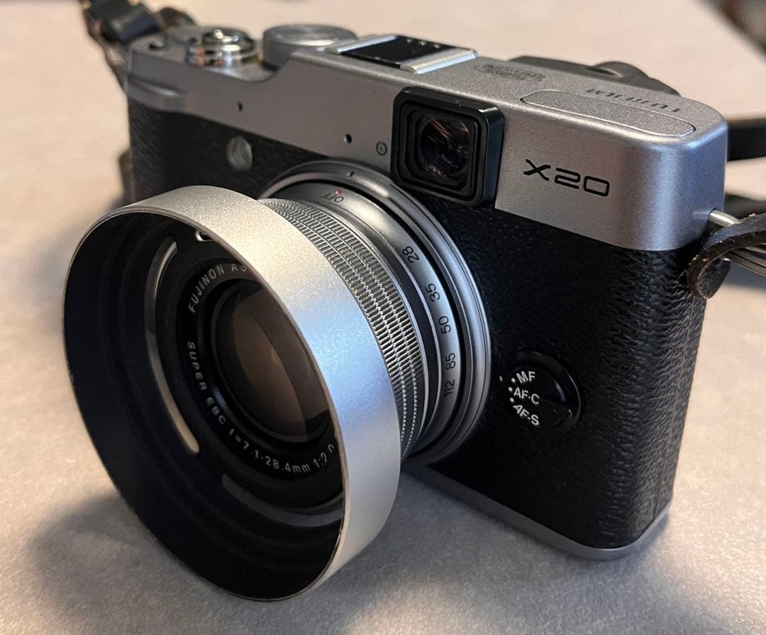 本日12時で出品終了！欲しい方はお早めに！Fujifilm X20 デジカメ