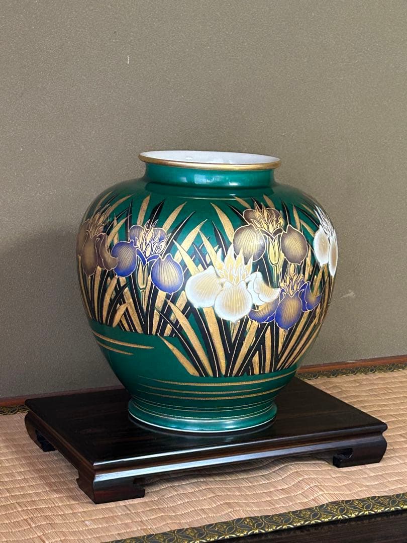 九谷焼　玉娘作　花菖蒲文　壺　共箱付き