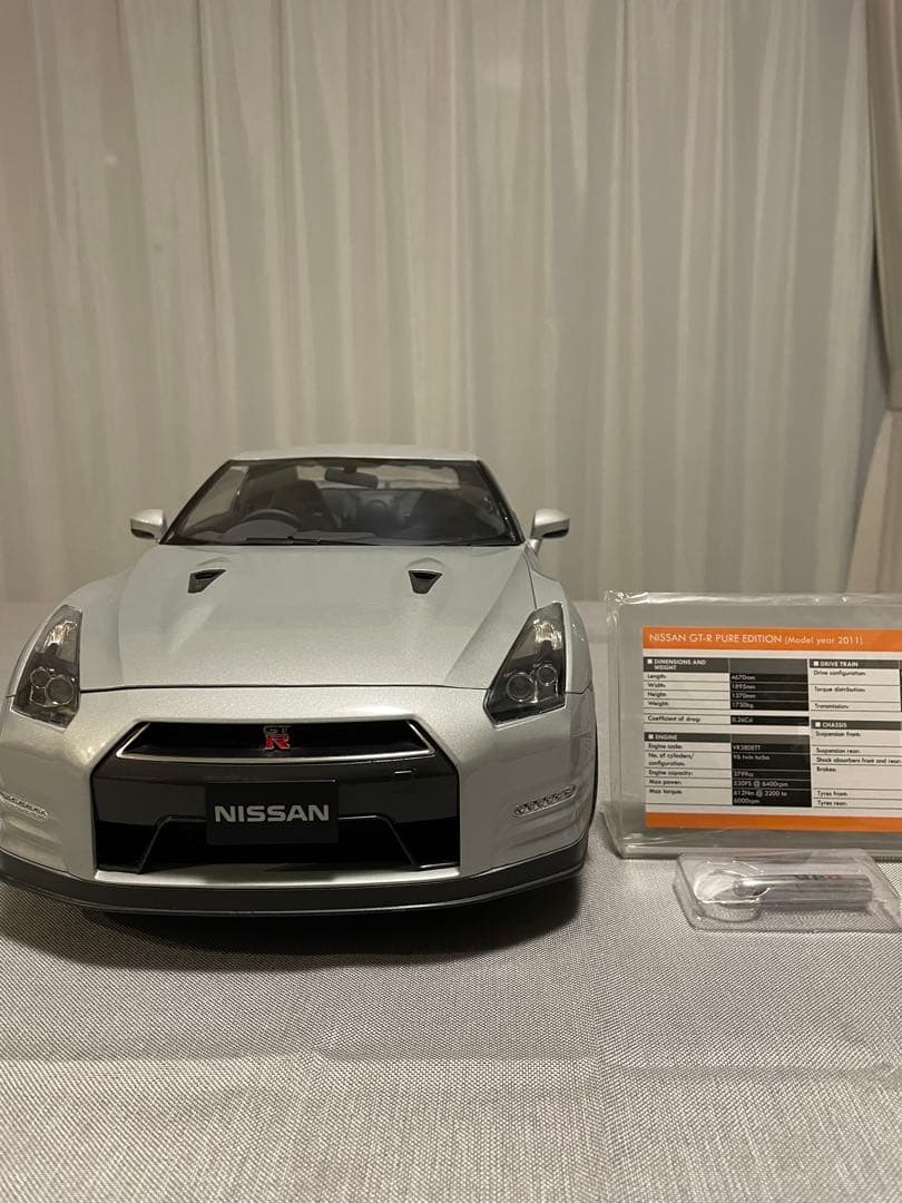 イーグルモスNissan GT-R 35 1/8スケール シルバー完成品