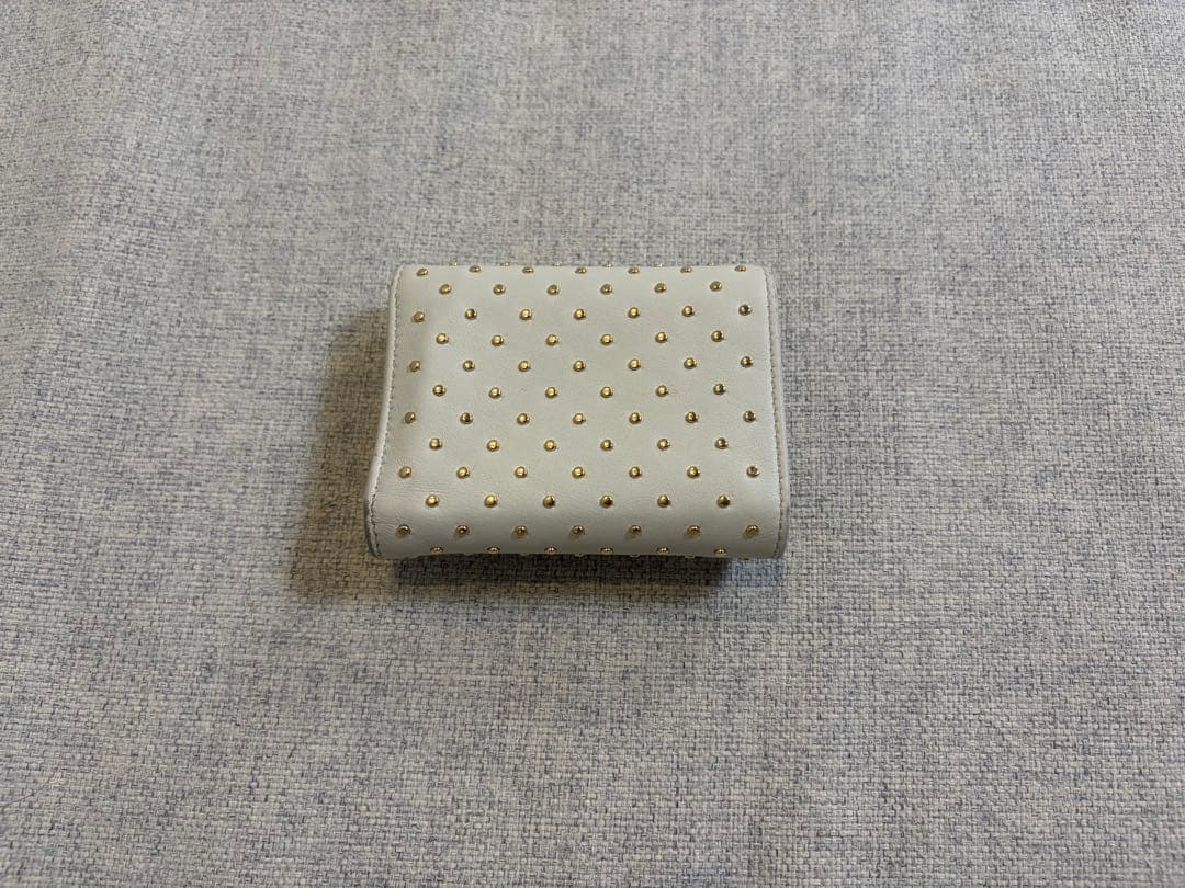 PRADA 三つ折り財布 スタッズ ホワイト 三角ロゴ