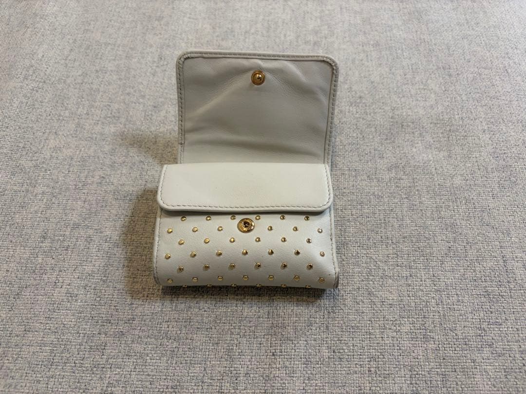 PRADA 三つ折り財布 スタッズ ホワイト 三角ロゴ