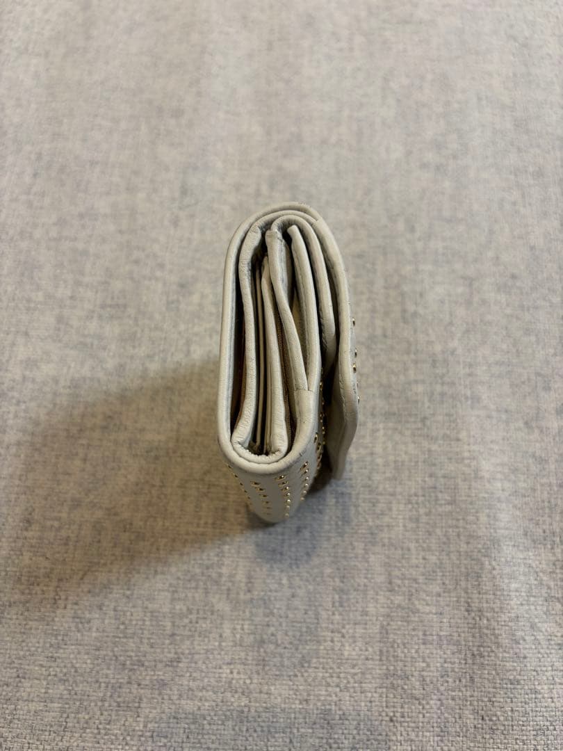 PRADA 三つ折り財布 スタッズ ホワイト 三角ロゴ