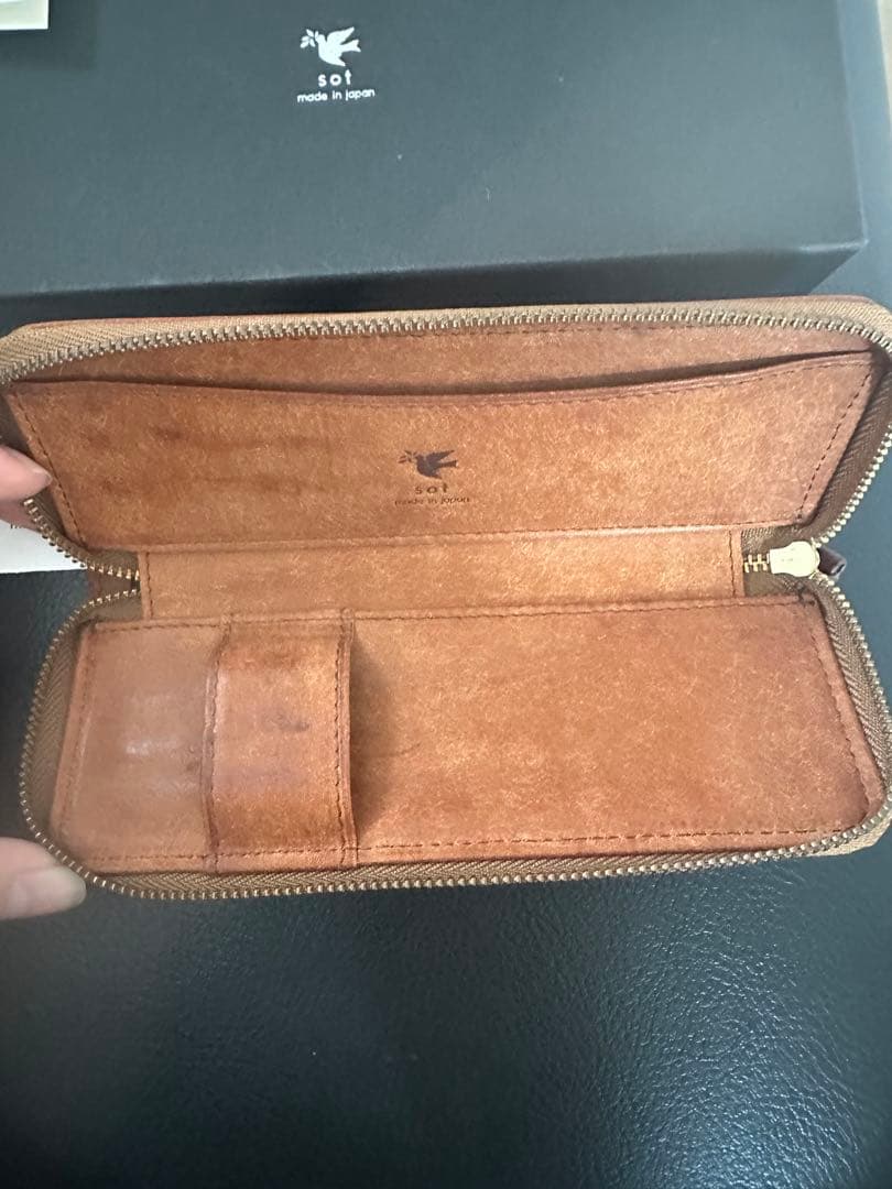 sot プエブロレザーペンケース　キャメル