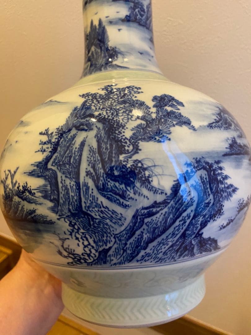 中国清代永和軒款豆青釉青花人物山水紋天球瓶、高さ31cm X径20cm口径7cm