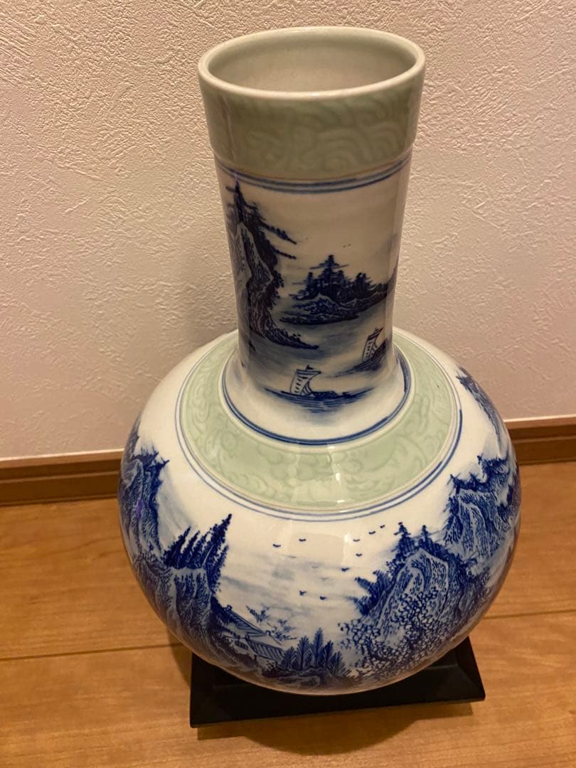 中国清代永和軒款豆青釉青花人物山水紋天球瓶、高さ31cm X径20cm口径7cm