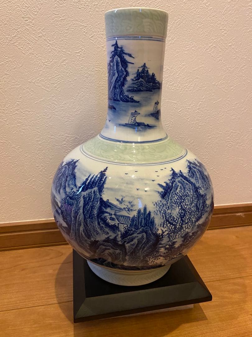 中国清代永和軒款豆青釉青花人物山水紋天球瓶、高さ31cm X径20cm口径7cm