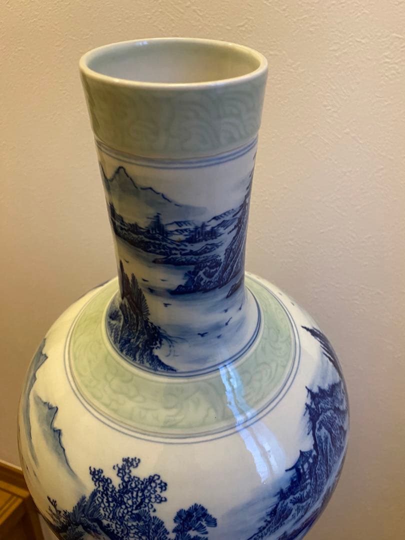 中国清代永和軒款豆青釉青花人物山水紋天球瓶、高さ31cm X径20cm口径7cm