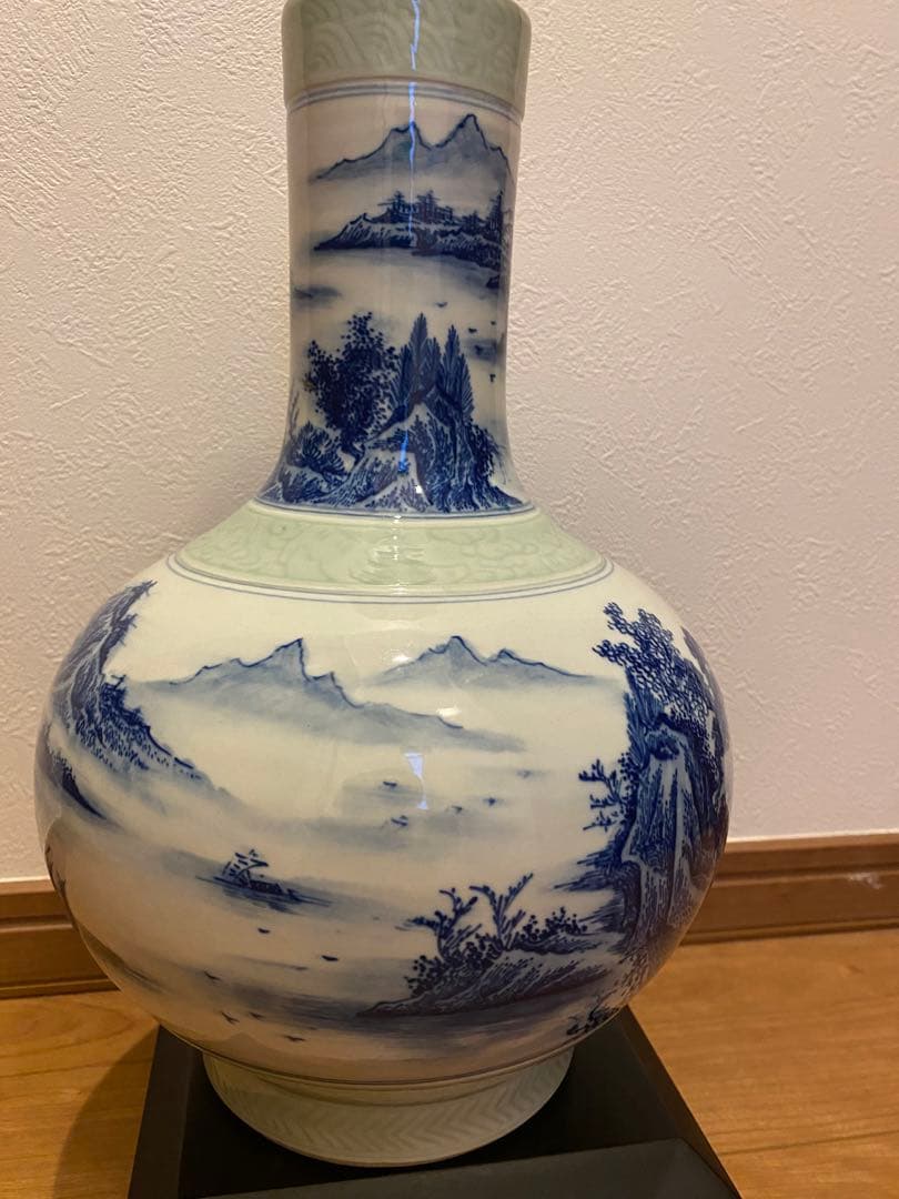 中国清代永和軒款豆青釉青花人物山水紋天球瓶、高さ31cm X径20cm口径7cm