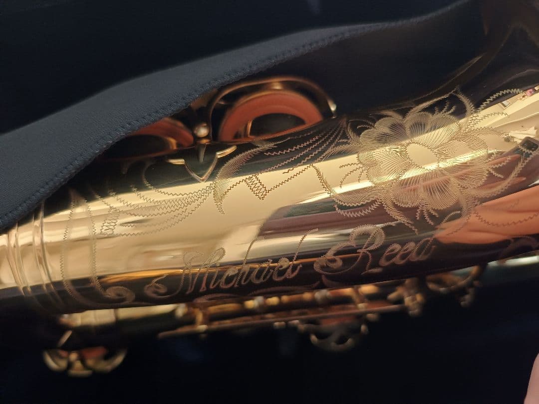 アルトサックス ゴールド本体とケースと多数付属品　展示品　美品