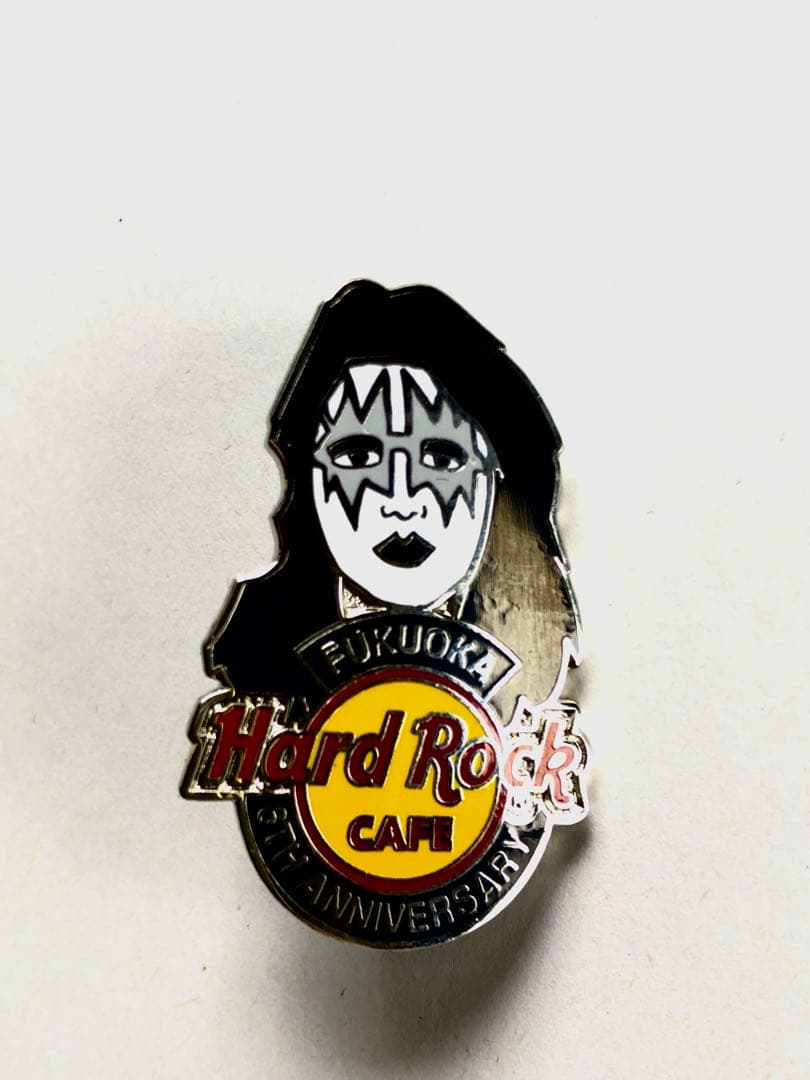 ハードロックカフェ福岡　6thアニバーサリー　キッスパズルピンバッジ　化粧箱付き
