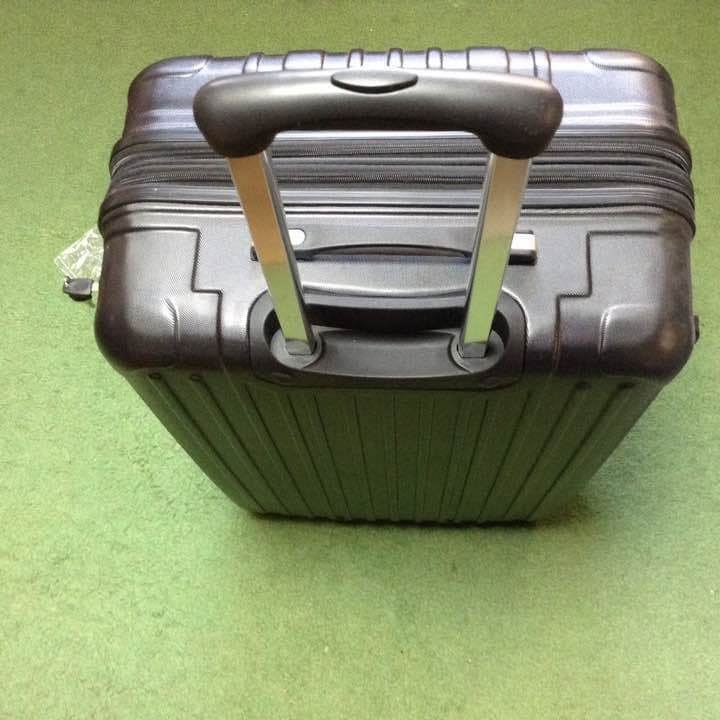 中型スーツケース黒、カバーつき、定価４,５万円→１万円。