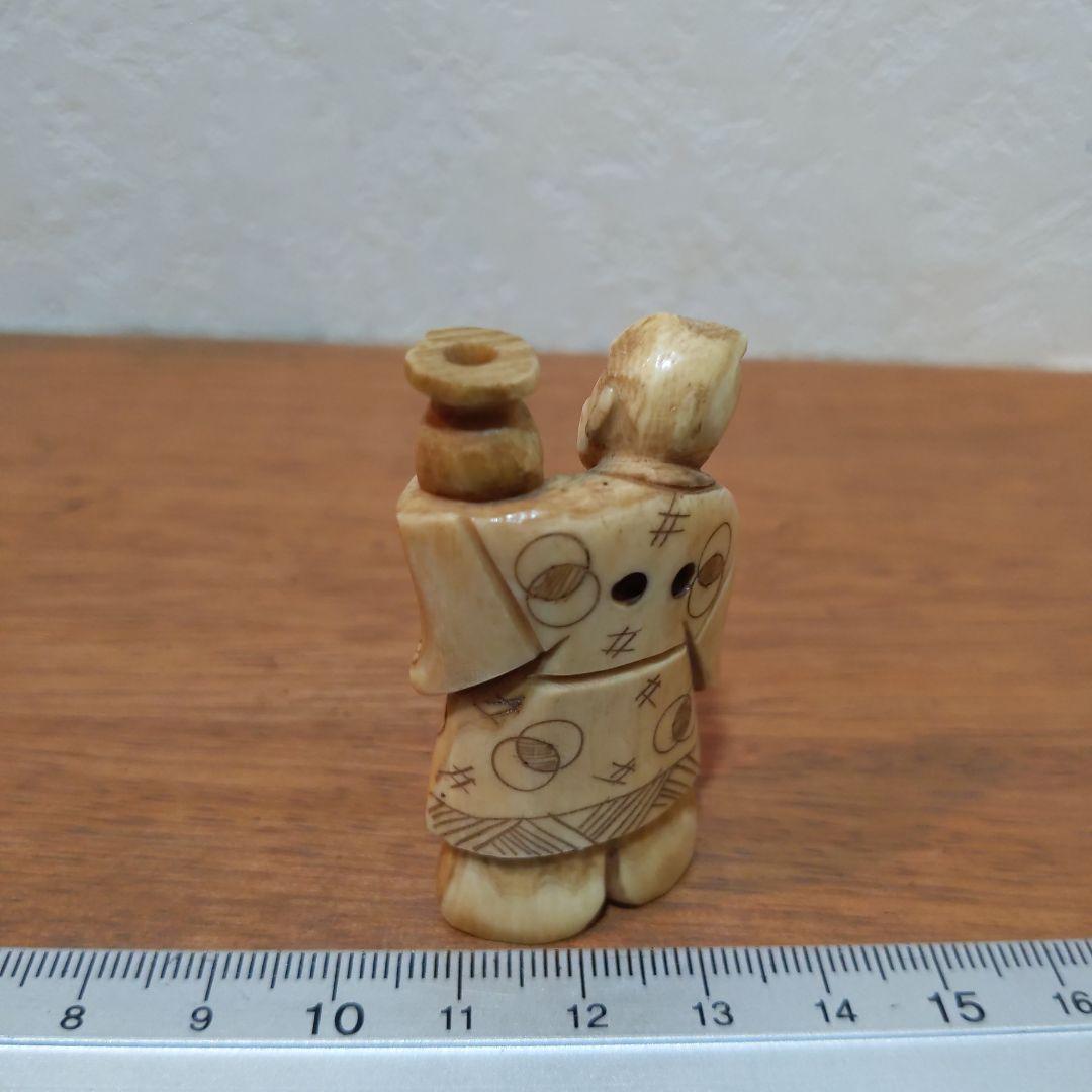 時代提げ物 人物根付 天然素材 在銘【酒器持つ翁】高さ約5.2cm 重さ約19ｇ