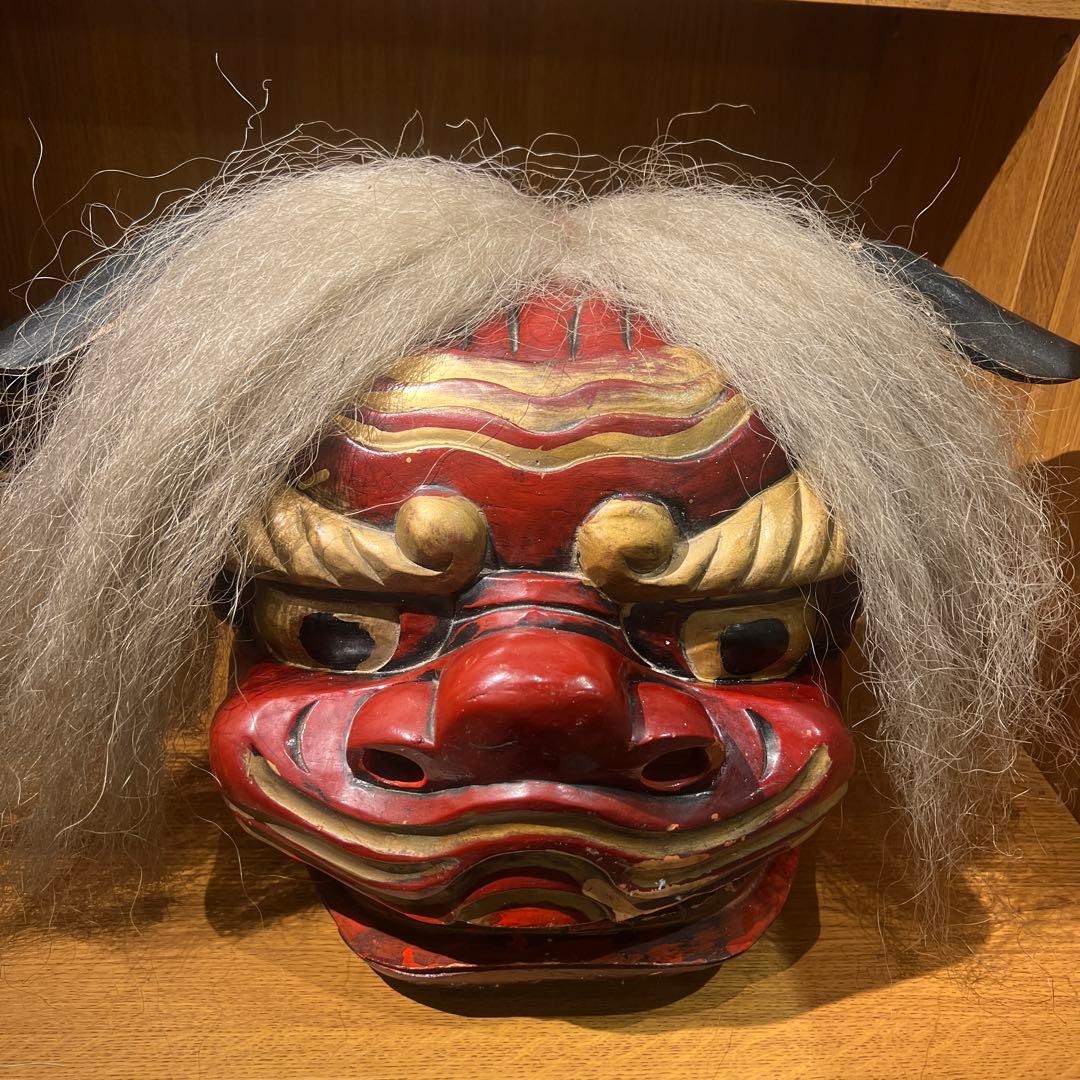 伝統的な赤い木製面 獅子頭