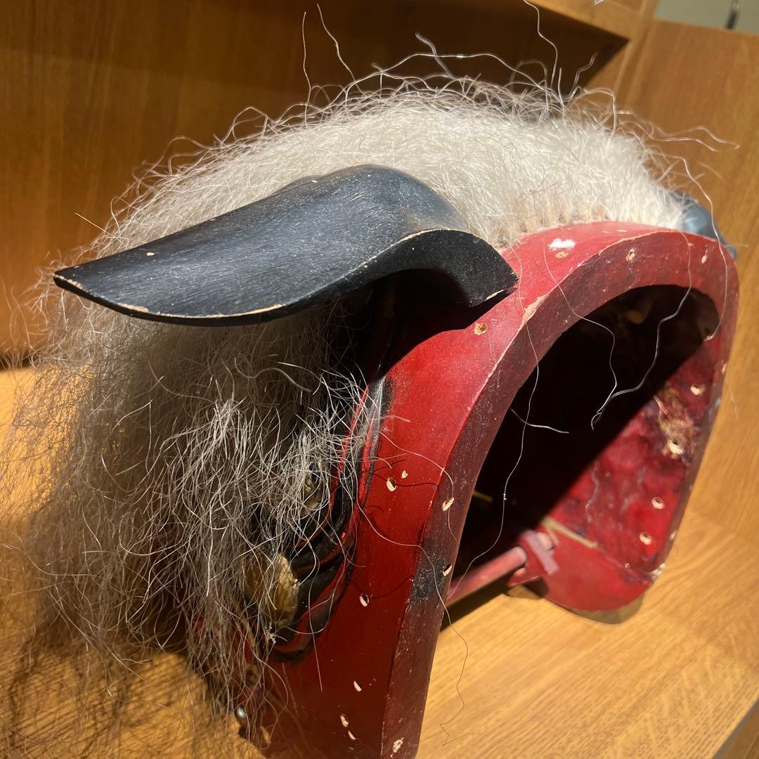 伝統的な赤い木製面 獅子頭