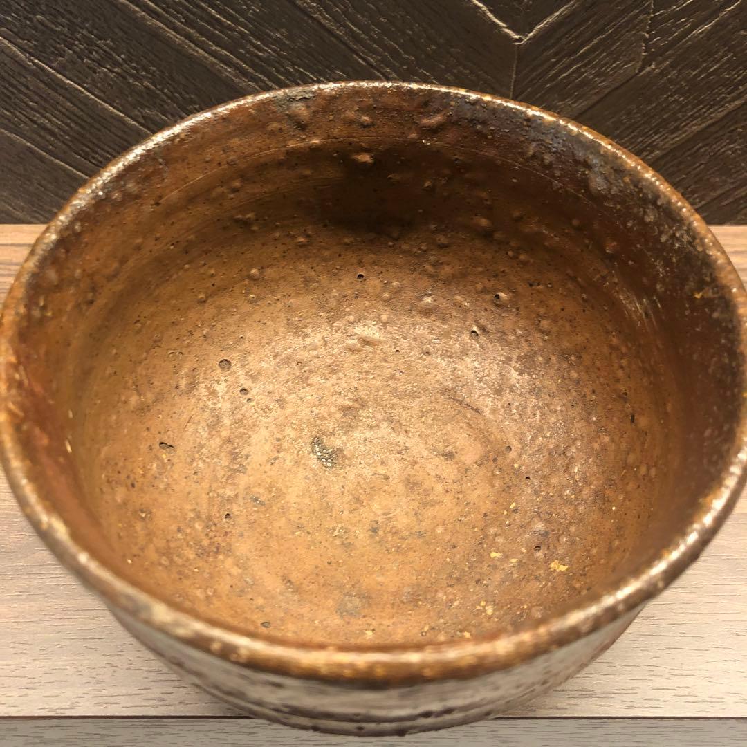 究極の美◾️蔵から焦茶色のつぶつぶした美しい雰囲気の抹茶茶碗が出て来ました。
