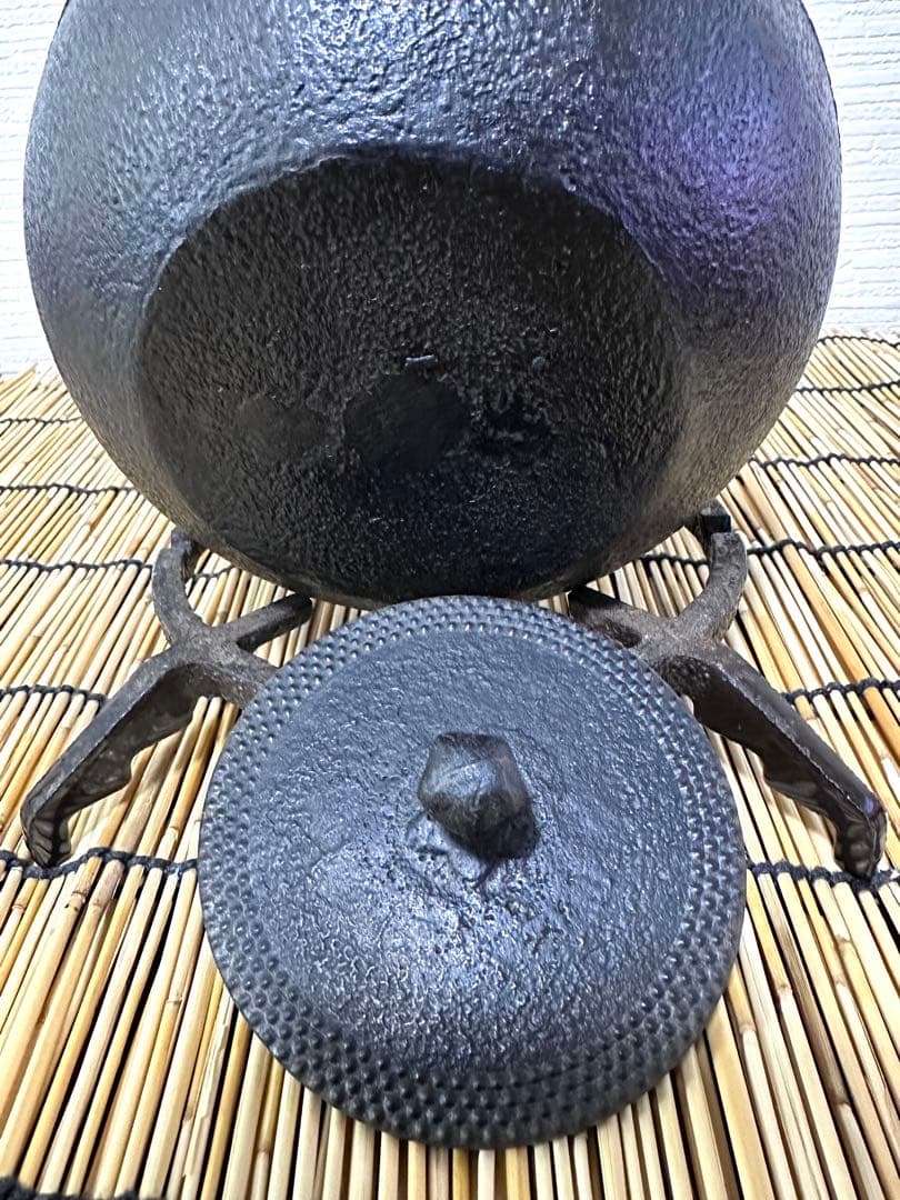 未使用品、タグ付　南部虎山工房前田知行造　１２型　南部鉄瓶　南部鉄器　鉄瓶