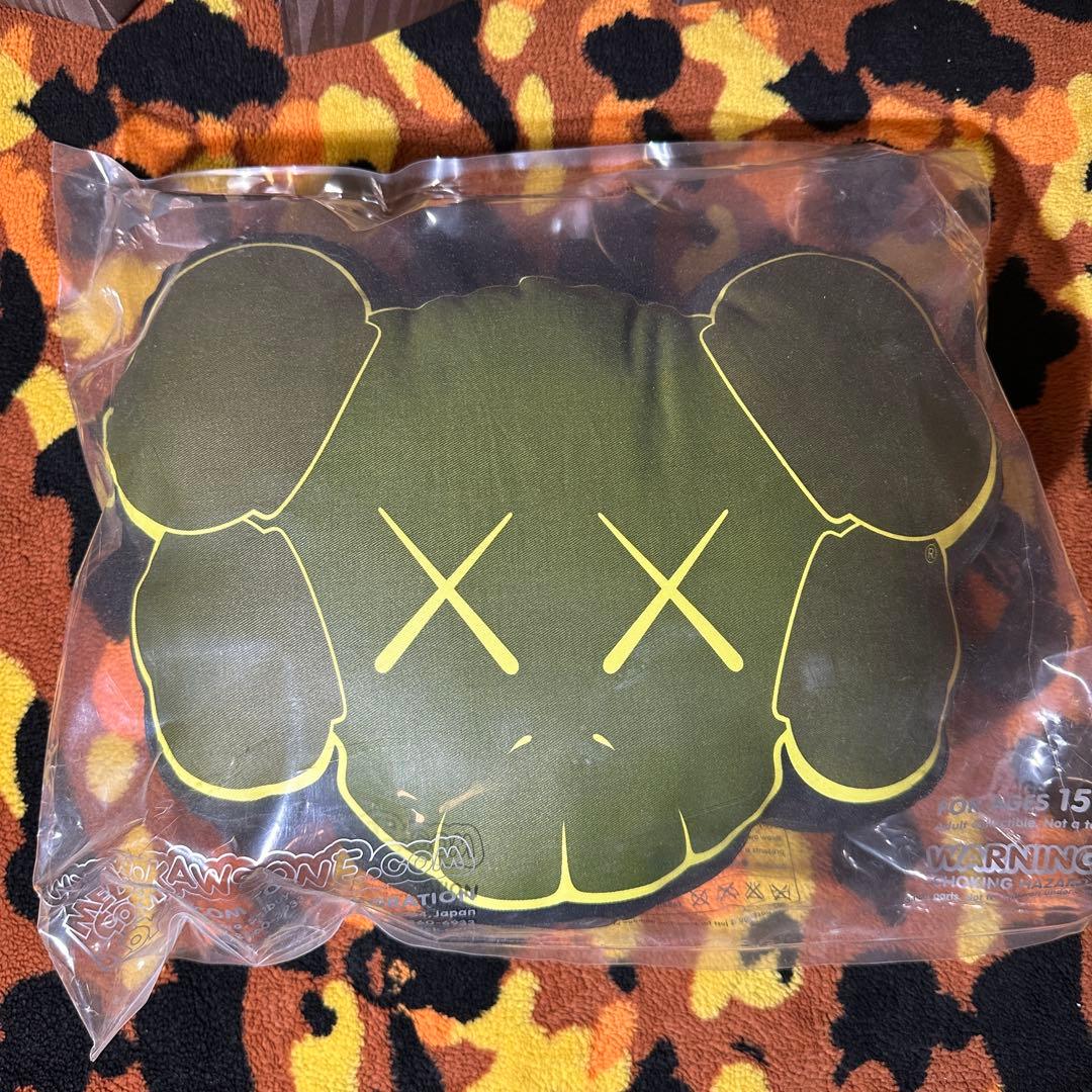 KAWS × MEDICOM TOY クッション 新品未使用