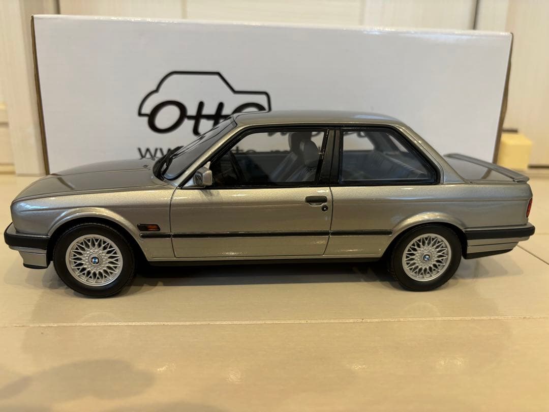 BMW 325i E30 silverミニカー Otto mobile 1/18
