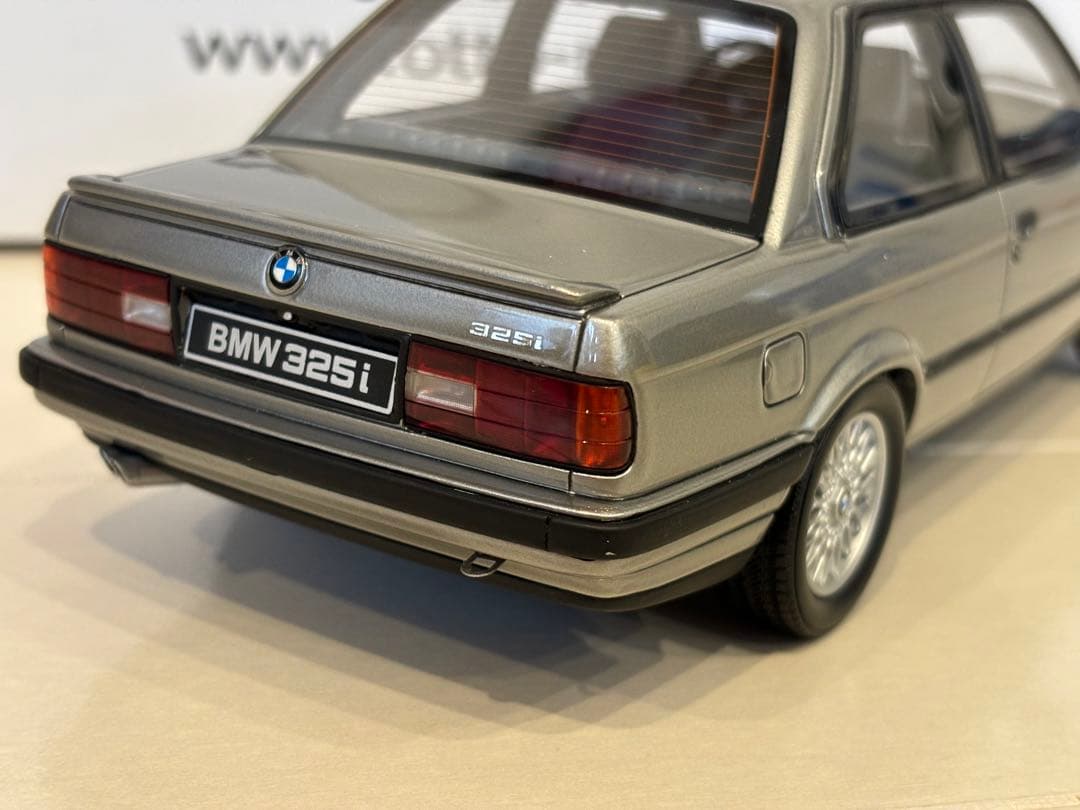 BMW 325i E30 silverミニカー Otto mobile 1/18