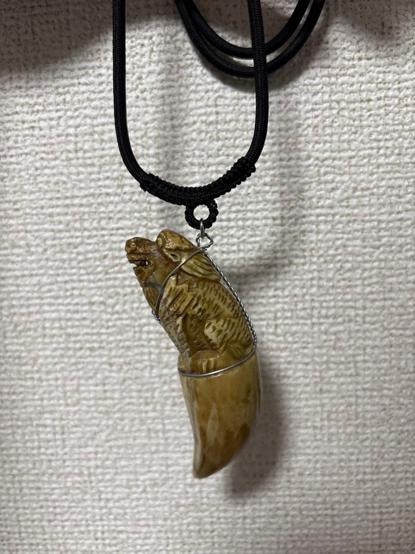 肉食動物　牙　ペンダント　お守り