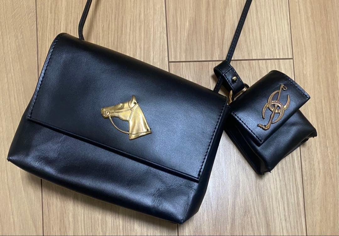 イアパピヨネ　レザー　ミニショルダー　ホース モチーフ　馬　ブラック　チャーム付