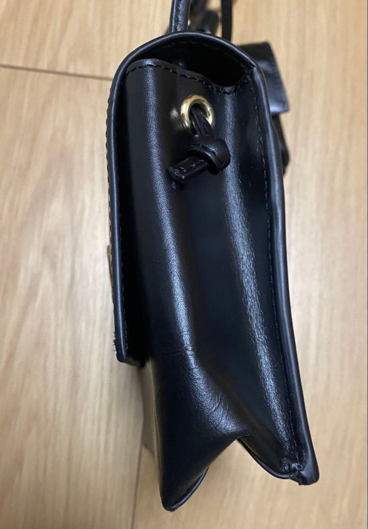 イアパピヨネ　レザー　ミニショルダー　ホース モチーフ　馬　ブラック　チャーム付