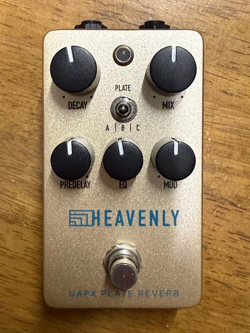 UAFX Plate Reverb ゴールド