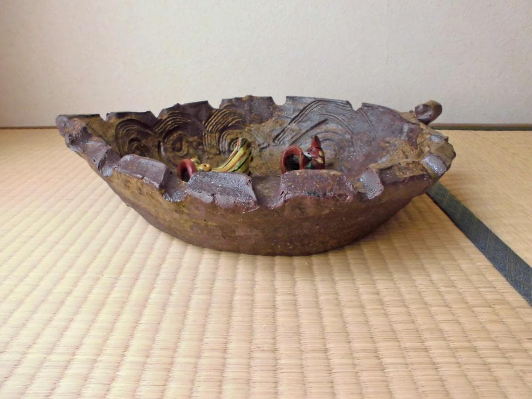 和＆アジアンテイスト　重厚感のある木の葉型の陶器の睡蓮鉢　陶器の魚の置物２体付き