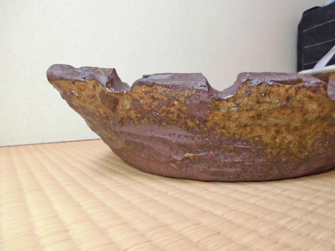 和＆アジアンテイスト　重厚感のある木の葉型の陶器の睡蓮鉢　陶器の魚の置物２体付き