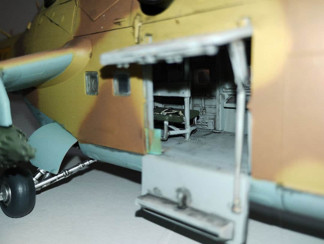 プラモデル完成機　1/48　MIL Mi-24ハインドガンシップ