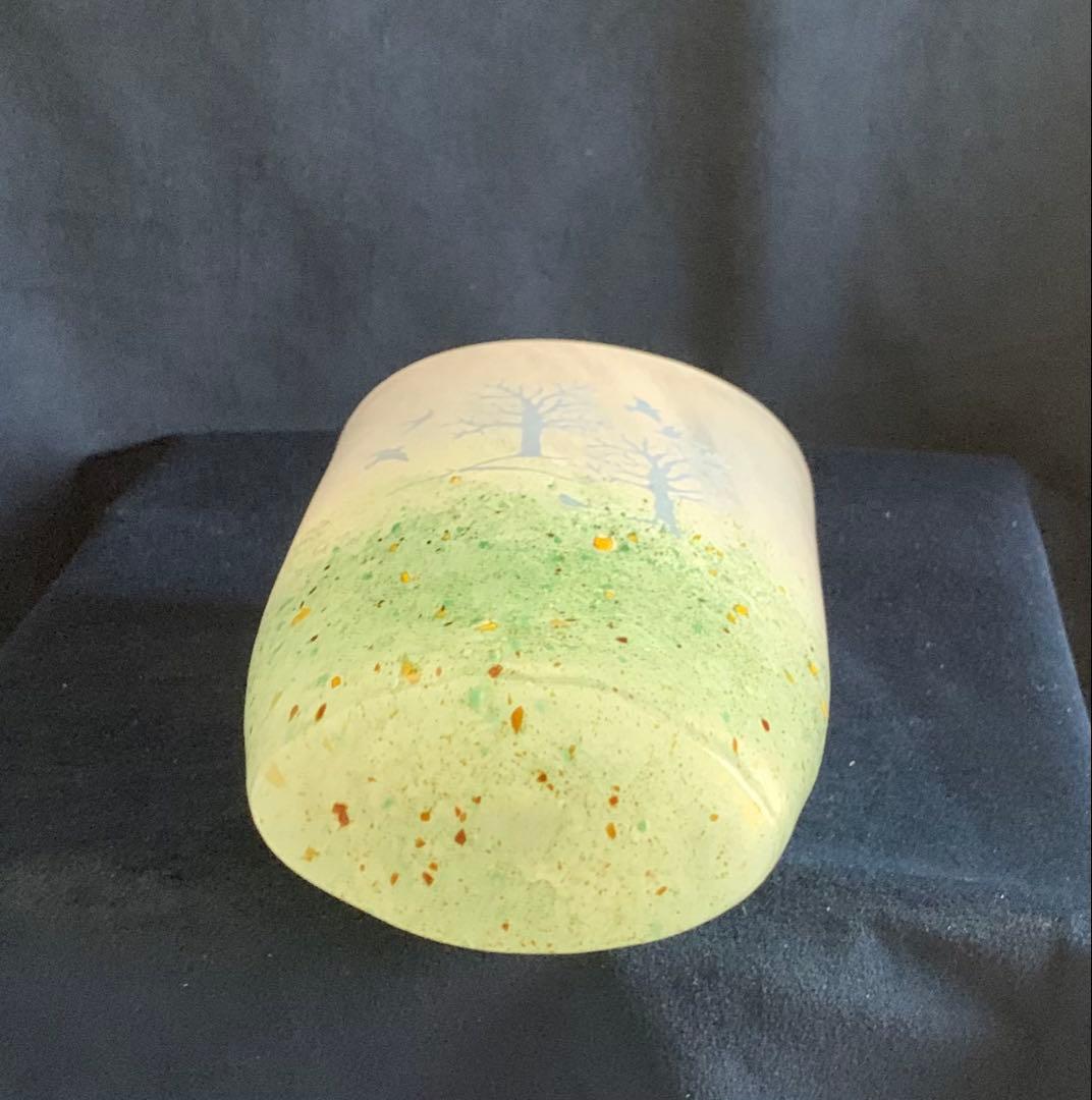 繊細な上手書きガラスの花瓶 ー木と鳥のデザインデフォルメ化された作風　スエーデン