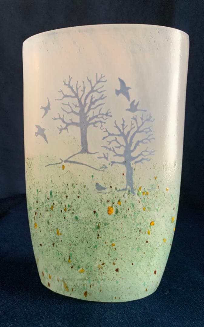 繊細な上手書きガラスの花瓶 ー木と鳥のデザインデフォルメ化された作風　スエーデン