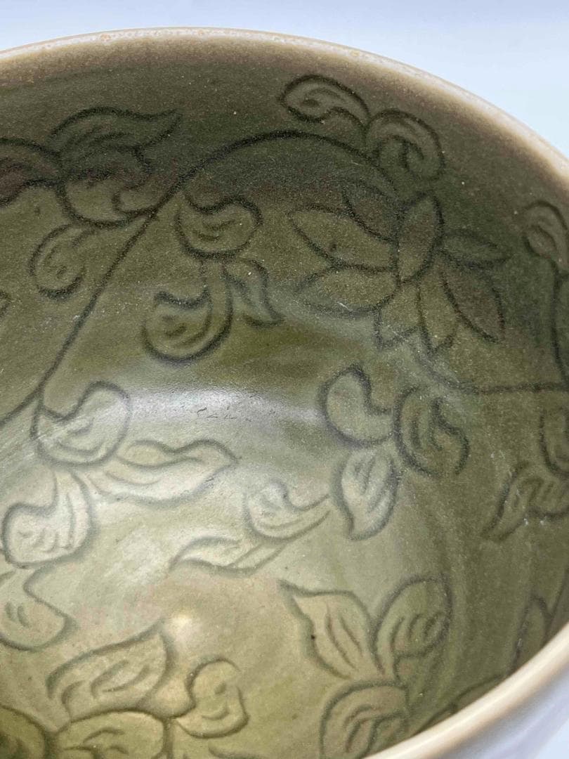 元時代から明時代　青磁刻花卉文茶碗　龍泉窯　唐物　古賞物　(C-65)