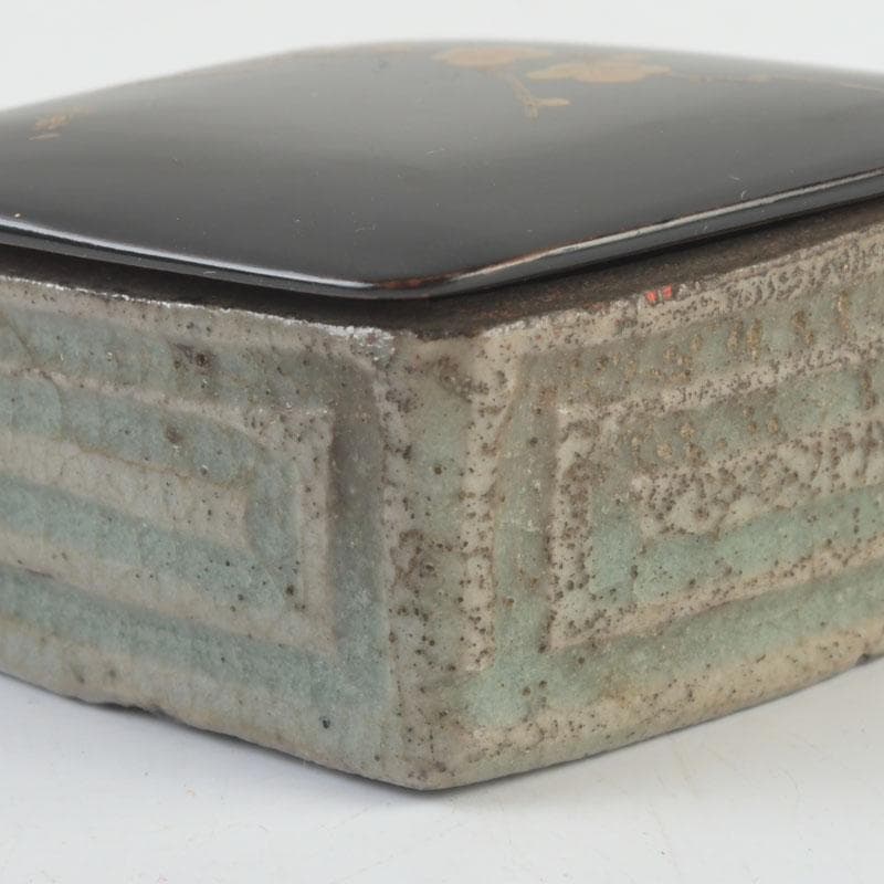 茶道具　青磁　蓋物　香合　梅木蒔絵蓋付　花押あり　時代箱　V　9493