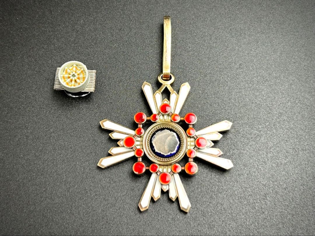 【送料無料】勲三等瑞宝章 戦時中製造版 日本軍 勲章 記章 記念章 階級章 将校