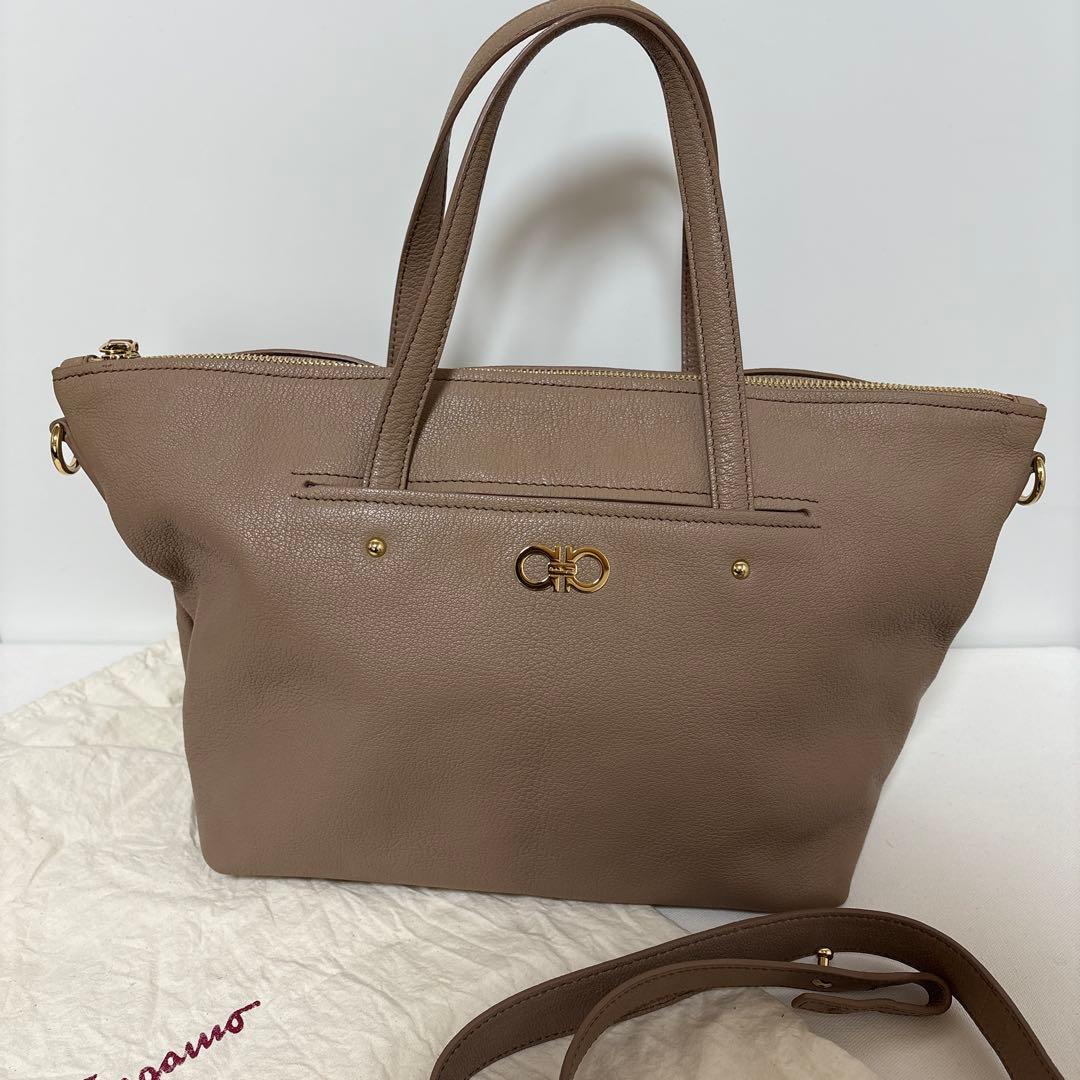 な*a様 フェラガモ　ベージュ レザー ハンドバッグ