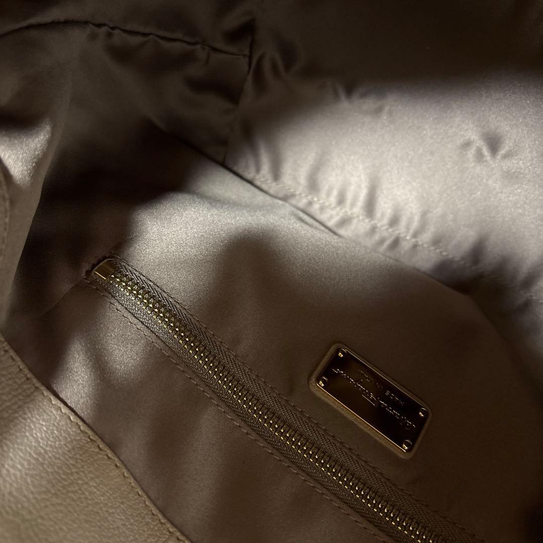 な*a様 フェラガモ　ベージュ レザー ハンドバッグ