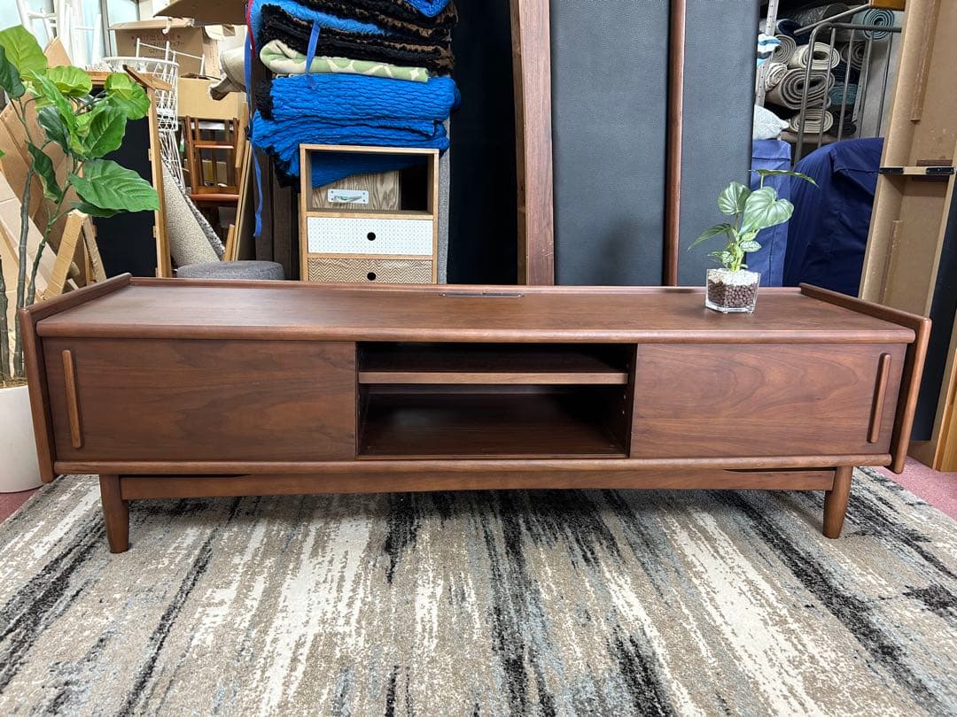 重厚な無垢材をふんだんに使用したローボード