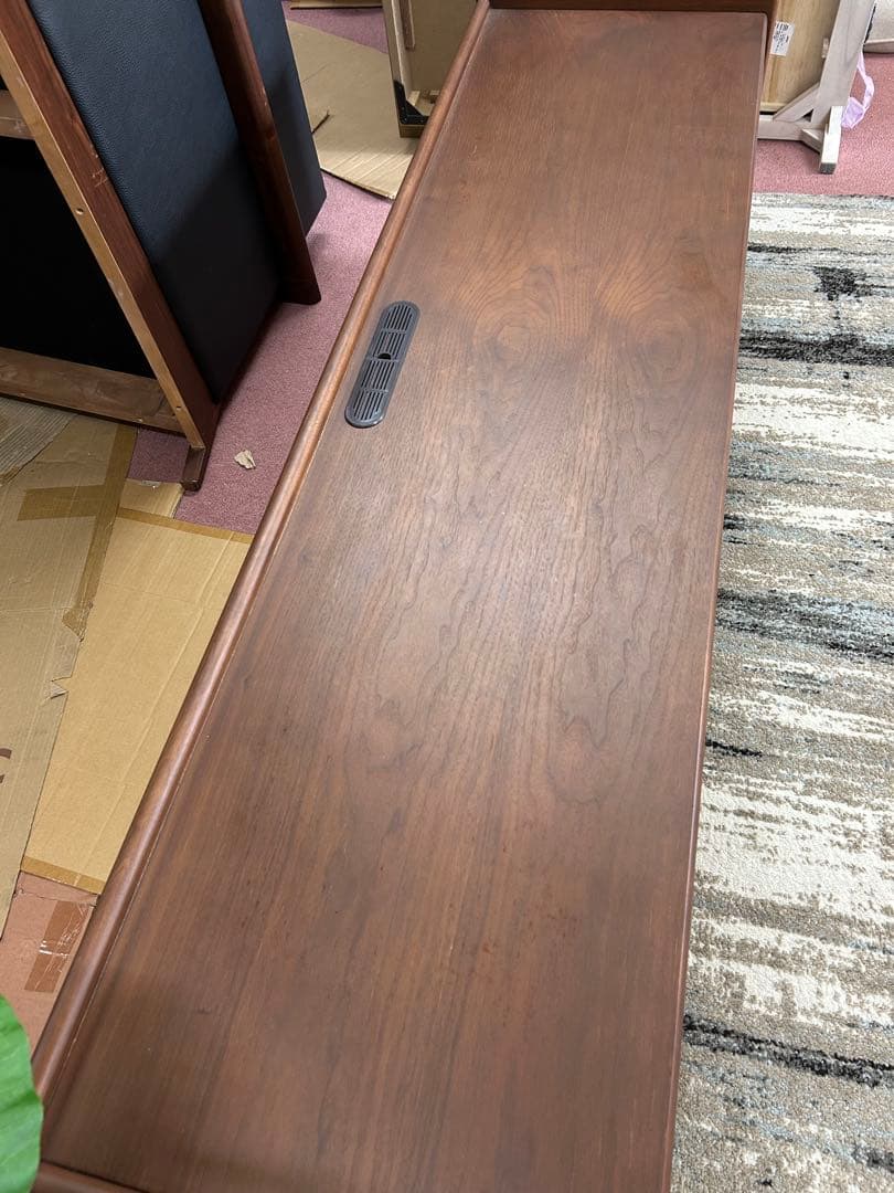 重厚な無垢材をふんだんに使用したローボード