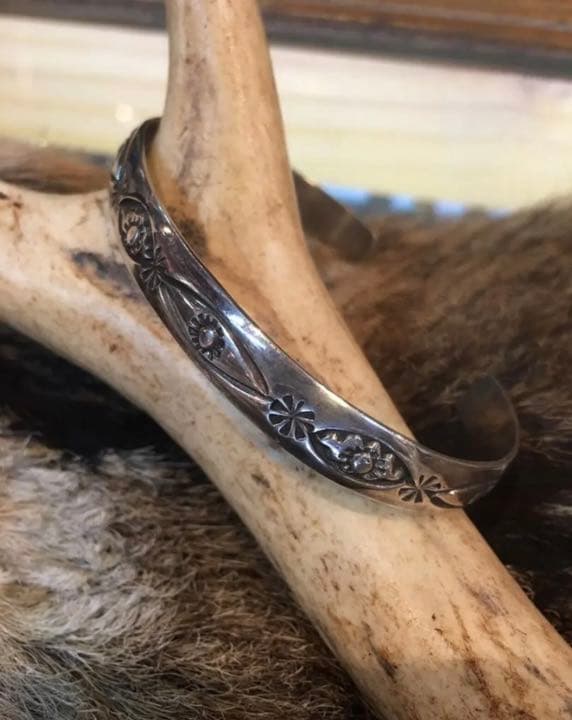インディアンジュエリー　シルバー925バングル　ヴィンテージ 手彫り　1点モノ