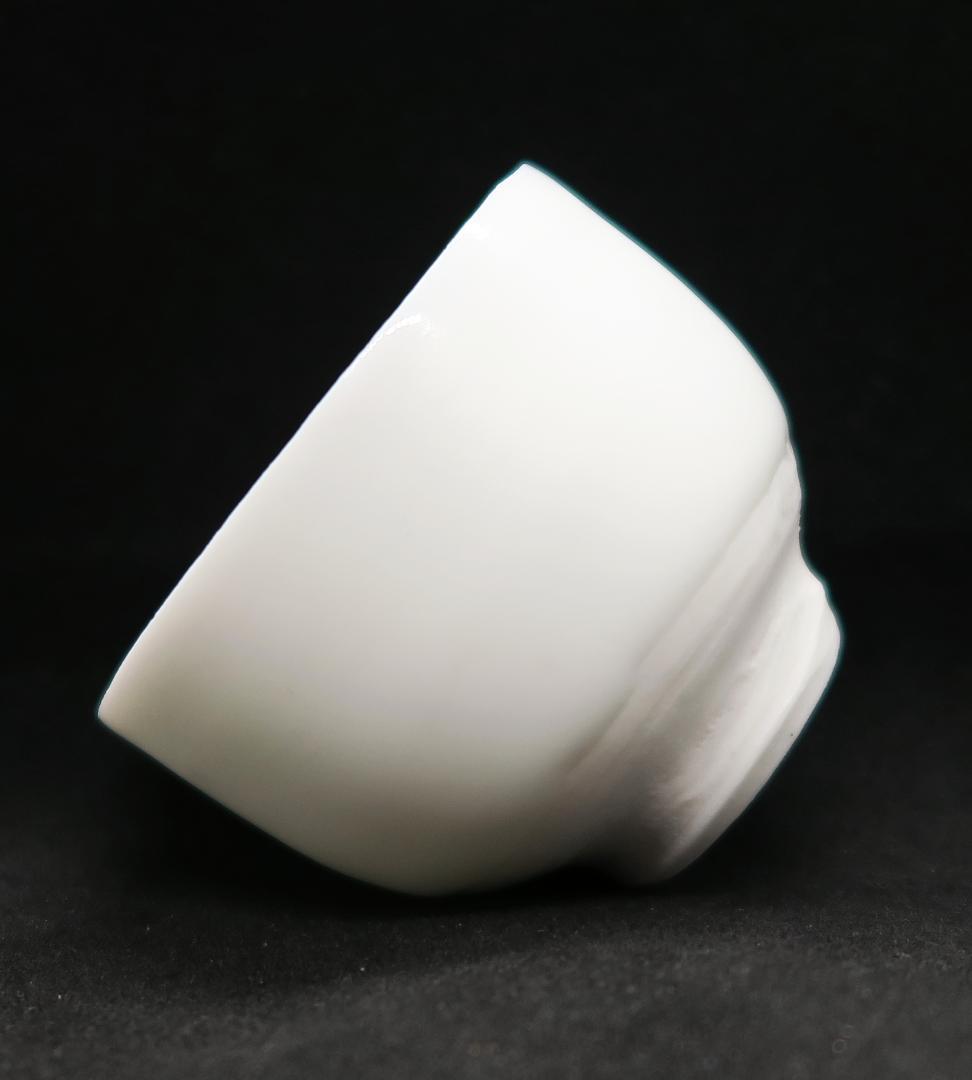 ぐい呑み（酒杯／お猪口）作家物　久岡冬彦作　白磁　奈良県　天風窯