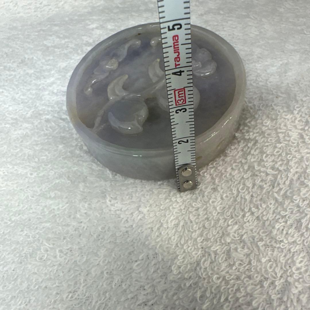 翡翠 魚と松の彫刻 円形装飾品